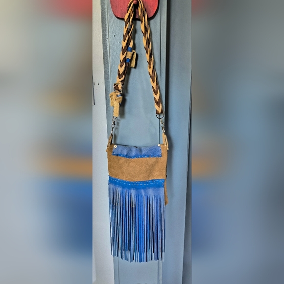 Brown suede crossbody purse with blue denim deerskin fringe - Picture 3 of 4